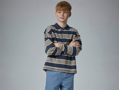 Dreng iført Name It stribet poloshirt roasted cashew