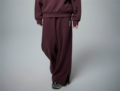 Pige iført Name It sweatbukser sassafras med brede ben