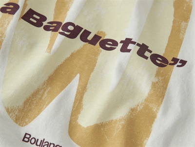 Detalje af La Baguette print på Name It t-shirt