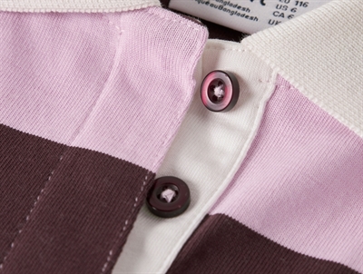 Detalje af knaplukning på Name It stribet poloshirt nosegay