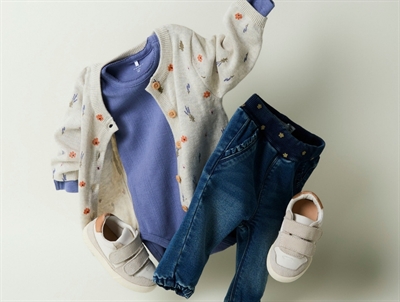 Name It cardigan i beige nuance med små blomsterName It cardigan i beige nuance med små blomster