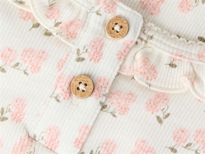 Lil\' Atelier bluse i råhvid nuance med flæsedetalje ved hals og knaplukning bagtil