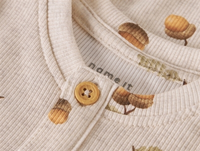 Name It body i beige nuance med agernprint