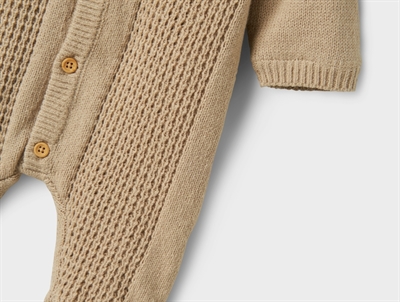 Ærmedetalje på Name It strikket køredragt island fossil