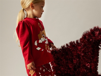 Barn i rød Paw Patrol pyjamas fra Name It med juleprint