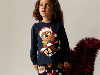 Barn i blå Paw Patrol pyjamas fra Name It med juleprint