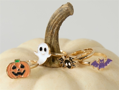 Name It halloween ringe i guld på et hvidt græskar