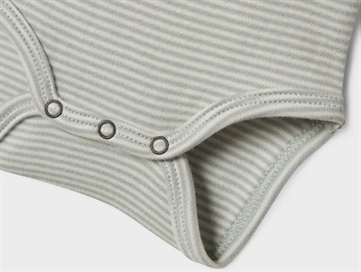 Lil\' Atelier BABY body i lysegrøn nuance med striber og træknapper