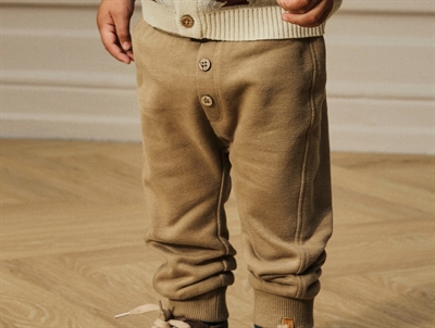 Lil' Atelier BABY bukser i beige nuance med knapper og ribkanter