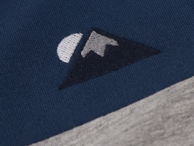 name it mini sweatshirt insignia blue med farveblok og broderi detalje