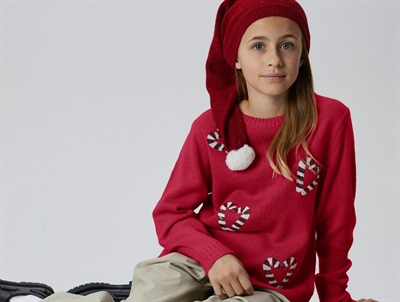 Pige iført Name It juletrøje i rød med paliet hjerter