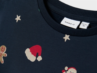 Detalje af juleprint på navy sweatshirt fra Name It