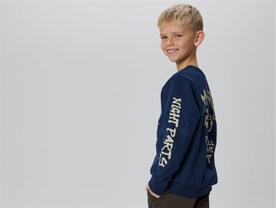 Dreng iført Name It sweatshirt i navy blazer med julemand print