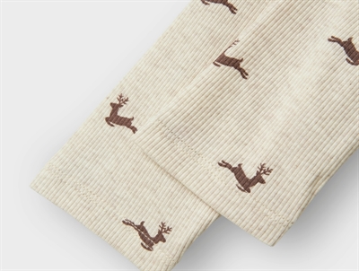Detalje af ribstruktur på leggings fra Name It med rensdyr print