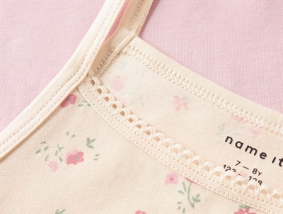 Name It undertrøje detalje af blomsterprint i råhvid nuance