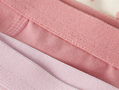Detaljebillede af Name It hipsters i råhvid, lyserøde og rosa nuance