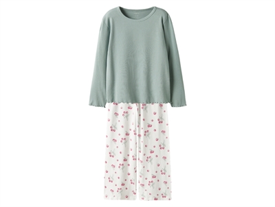 Name It nattøj i råhvid nuance med kirsebærprint og grøn bluse