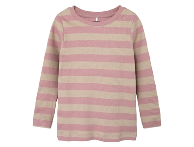 frontbillede af top med rosa og beige striber fra Name It