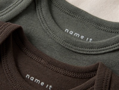 Name It body 3-pak i farverne jet stream, tea leaf og bracken med print