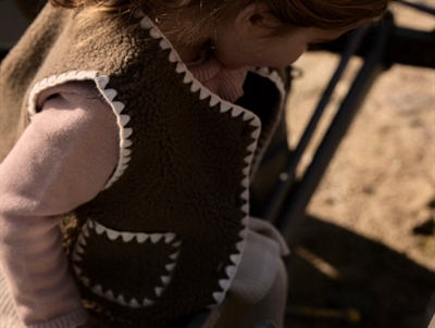 Lil\' Atelier teddyvest shitake set på barn med kontrastkant