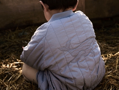 Lil' Atelier bomberjakke i blå nuance set på barn bagfra