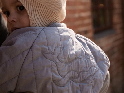 Barn iklædt Lil\' Atelier bomberjakke tradewinds med hvalbroderi detalje