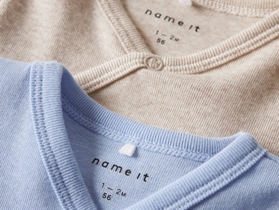 Name It body 2-pak i farverne chambray blue og peyote melange med wraplukning