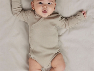 Name It body 2-pak i farverne parfait pink og peyote melange med wraplukning