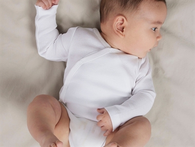 Name It body 2-pak i farverne pure cashmere og bright white med wraplukning