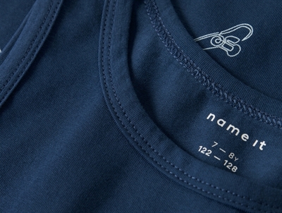 Name It undertrøje detalje af skateboardprint i blå nuance