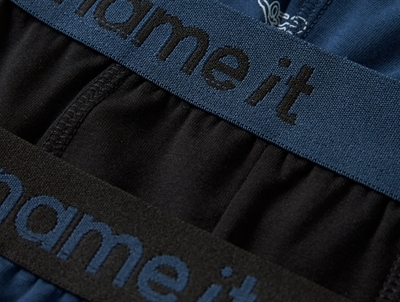 Detaljebillede af Name It boxershorts i blå nuance med skateboardprint
