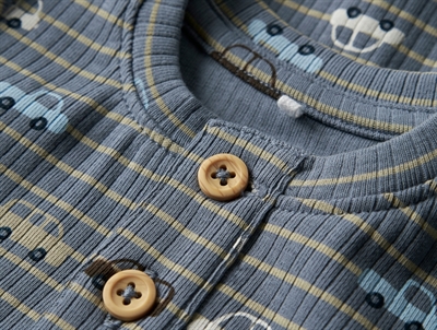 Detalje af knapper på blå body med biler fra Name It