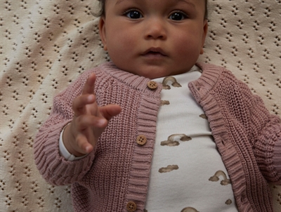 Lil Atelier body coconut milk med ribstruktur og trykknapper