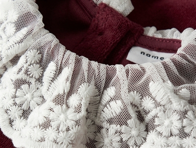 Name It Baby velourkjole burgundy med blondekrave detalje