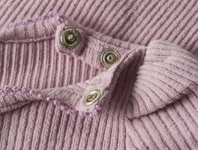 Detalje af trykknapper på lyserød rib body fra Name It