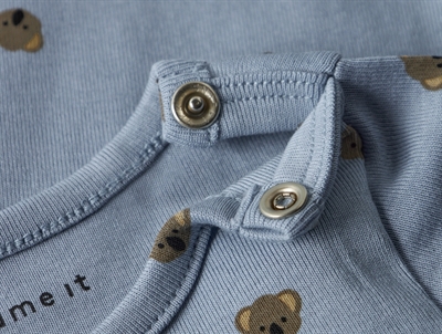 Name It body dusty blue med bamseprint