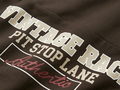 Detalje af vintage race print på brun sweatshirt fra Name It
