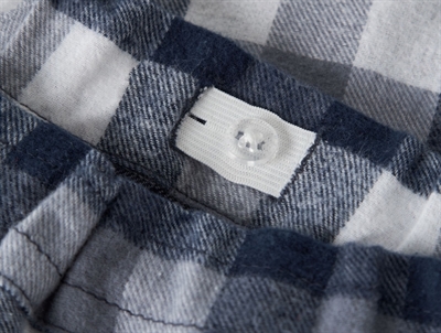 detalje af justerbar elastik i taljen på ternede Name It bukser