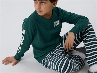 dreng iført grønt pyjamasæt fra Name It med stribede bukser