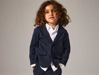 Barn iført hvid Name It skjorte under blazer