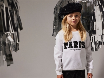 pige iført hvid Name It sweatshirt med paris print