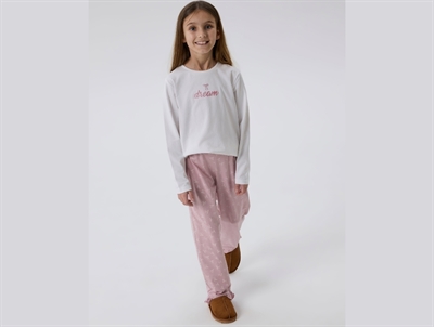pige iført pyjamas fra Name It med lyserøde bukser og hvid bluse