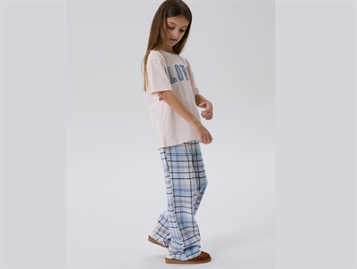 pige iført lyseblå ternede bukser fra Name It