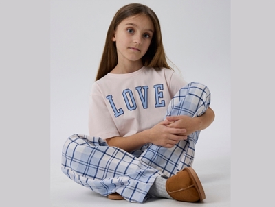 pige iført lyserød Name It t-shirt med love print