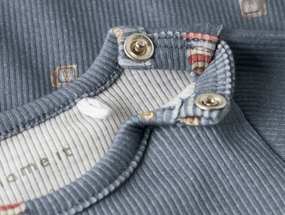 Detalje af trykknapper på blå rib body fra Name It