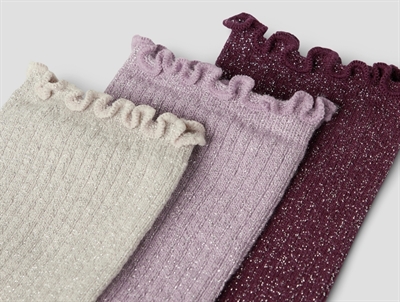 detalje af strømper fra Name It med flæsekant og glimmer