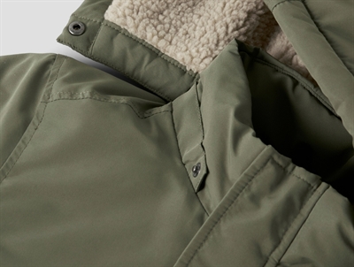 Detalje af fleecefoer i hætte på Name It parka dusty olive