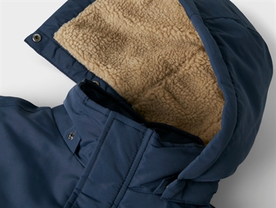 Detalje af fleecefoer i hætte på Name It parka spellbound