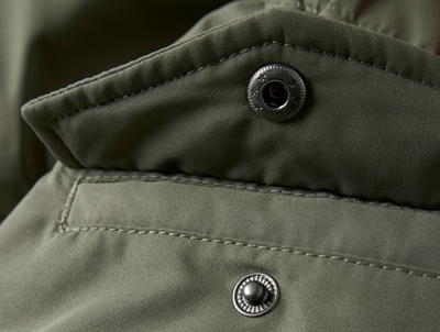 Aftagelig hætte med teddyfor i Name It vinterjakke dusty olive