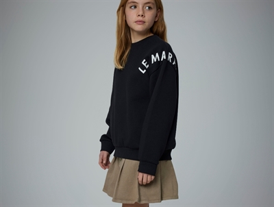 Pige iført Name It twillnederdel roasted cashew